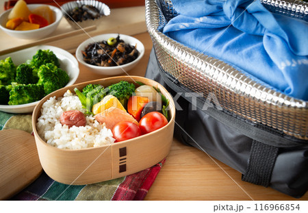 曲げわっぱのお弁当と保冷バッグ 弁当作り お弁当箱 曲げわっぱのお弁当と保冷バッグ 弁当作り お弁当箱 116966854