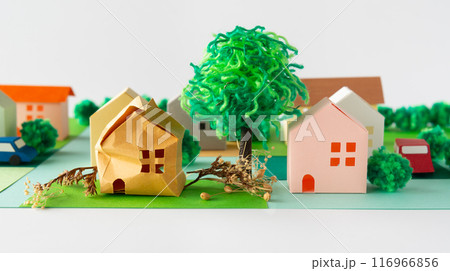 隣の家の樹木が越境 越境した隣家の木の枝 敷地を超えた庭木 管理不全空き家 特定空き家 隣の家の樹木が越境 越境した隣家の木の枝 敷地を超えた庭木 管理不全空き家 特定空き家 116966856