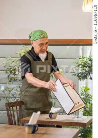 カフェオーナーとして退職後のセカンドキャリアを充実させる60代男性 カフェオーナーとして退職後のセカンドキャリアを充実させる60代男性 116967119