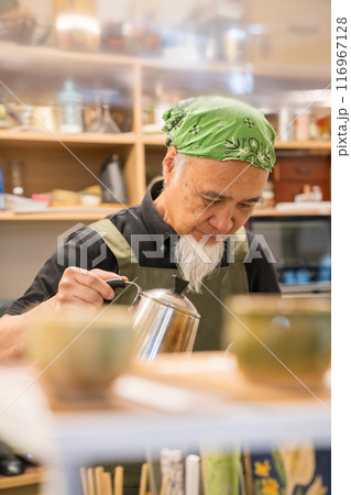 カフェオーナーとして退職後のセカンドキャリアを充実させる60代男性 カフェオーナーとして退職後のセカンドキャリアを充実させる60代男性 116967128