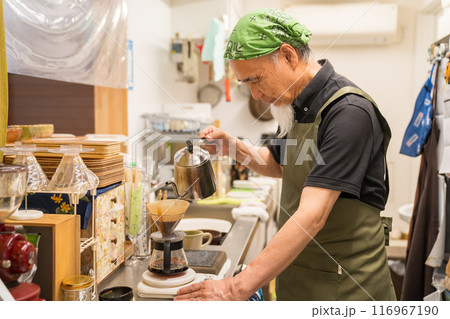 カフェオーナーとして退職後のセカンドキャリアを充実させる60代男性 カフェオーナーとして退職後のセカンドキャリアを充実させる60代男性 116967190