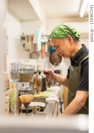 カフェオーナーとして退職後のセカンドキャリアを充実させる60代男性 116967241