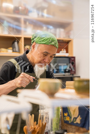 カフェオーナーとして退職後のセカンドキャリアを充実させる60代男性 カフェオーナーとして退職後のセカンドキャリアを充実させる60代男性 116967254