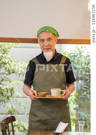 カフェオーナーとして退職後のセカンドキャリアを充実させる60代男性 カフェオーナーとして退職後のセカンドキャリアを充実させる60代男性 116967256