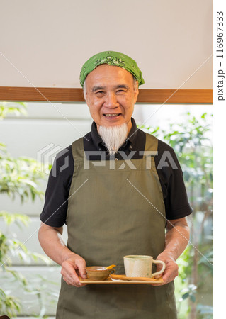 カフェオーナーとして退職後のセカンドキャリアを充実させる60代男性 カフェオーナーとして退職後のセカンドキャリアを充実させる60代男性 116967333