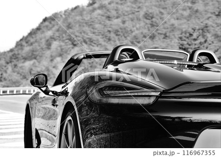 ピカピカの黒いオープンカー 116967355