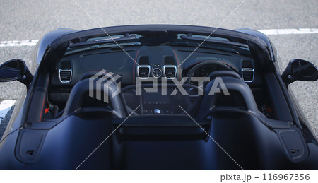 ピカピカの黒いオープンカー 116967356