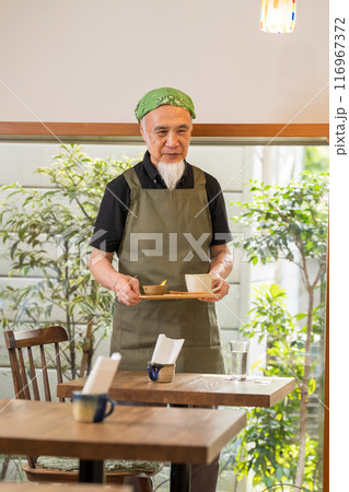 カフェオーナーとして退職後のセカンドキャリアを充実させる60代男性 116967372