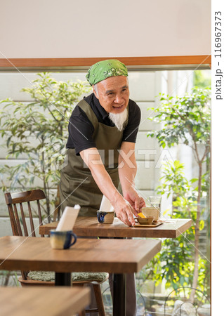 カフェオーナーとして退職後のセカンドキャリアを充実させる60代男性 116967373