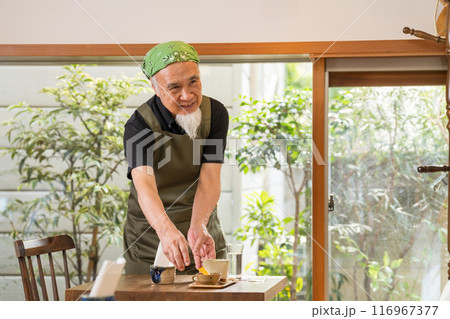 カフェオーナーとして退職後のセカンドキャリアを充実させる60代男性 カフェオーナーとして退職後のセカンドキャリアを充実させる60代男性 116967377