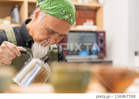 カフェオーナーとして退職後のセカンドキャリアを充実させる60代男性 116967398