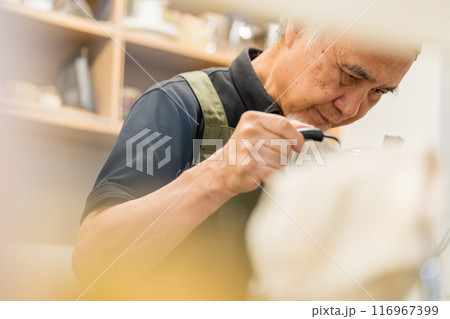 カフェオーナーとして退職後のセカンドキャリアを充実させる60代男性 カフェオーナーとして退職後のセカンドキャリアを充実させる60代男性 116967399