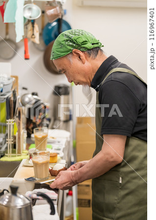カフェオーナーとして退職後のセカンドキャリアを充実させる60代男性 カフェオーナーとして退職後のセカンドキャリアを充実させる60代男性 116967401