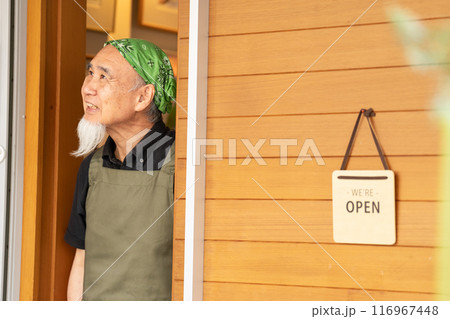 カフェオーナーとして退職後のセカンドキャリアを充実させる60代男性 116967448