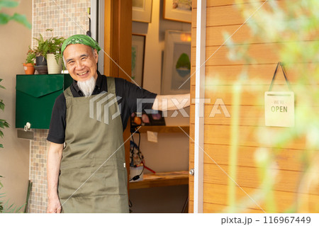 カフェオーナーとして退職後のセカンドキャリアを充実させる60代男性 カフェオーナーとして退職後のセカンドキャリアを充実させる60代男性 116967449