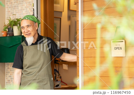 カフェオーナーとして退職後のセカンドキャリアを充実させる60代男性 カフェオーナーとして退職後のセカンドキャリアを充実させる60代男性 116967450