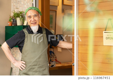 カフェオーナーとして退職後のセカンドキャリアを充実させる60代男性 カフェオーナーとして退職後のセカンドキャリアを充実させる60代男性 116967451