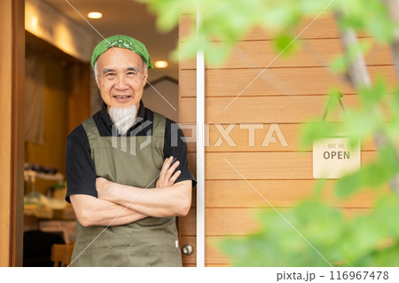 カフェオーナーとして退職後のセカンドキャリアを充実させる60代男性 カフェオーナーとして退職後のセカンドキャリアを充実させる60代男性 116967478