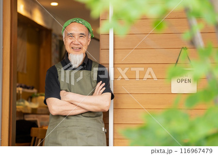 カフェオーナーとして退職後のセカンドキャリアを充実させる60代男性 116967479
