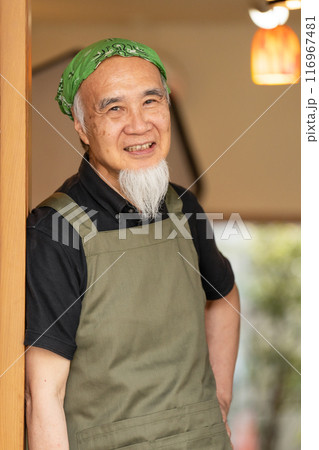 カフェオーナーとして退職後のセカンドキャリアを充実させる60代男性 カフェオーナーとして退職後のセカンドキャリアを充実させる60代男性 116967481