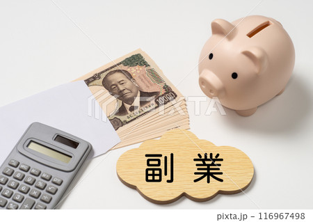 新紙幣の封筒入りの10万円と貯金箱と電卓で副業イメージ 新紙幣の封筒入りの10万円と貯金箱と電卓で副業イメージ 116967498