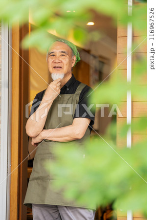 カフェオーナーとして退職後のセカンドキャリアを充実させる60代男性 116967526