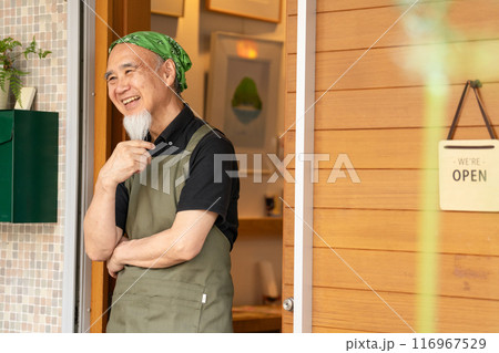カフェオーナーとして退職後のセカンドキャリアを充実させる60代男性 116967529