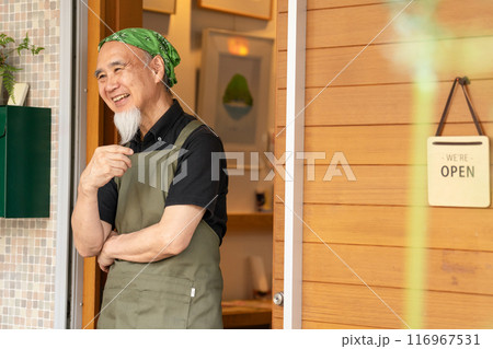 カフェオーナーとして退職後のセカンドキャリアを充実させる60代男性 116967531