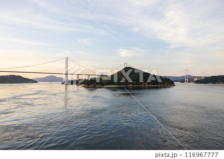 海上から見た来島海峡と来島海峡大橋の夏の夕暮れの景色 海上から見た来島海峡と来島海峡大橋の夏の夕暮れの景色 116967777