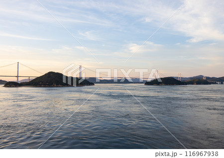 海上から見た来島海峡大橋としまなみ海道の夏の夕暮れの風景 116967938
