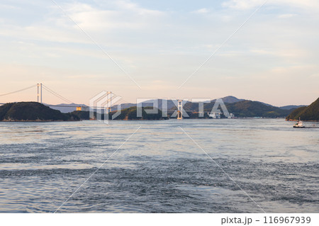 海上から見た来島海峡大橋としまなみ海道の夏の夕暮れの風景 116967939