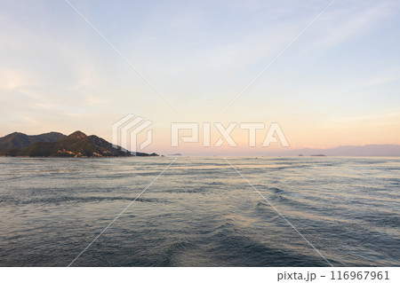 夏の瀬戸内海の夕暮れの風景 116967961