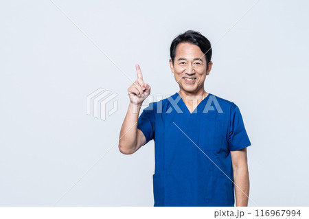 スクラブを着たミドルの医師 116967994