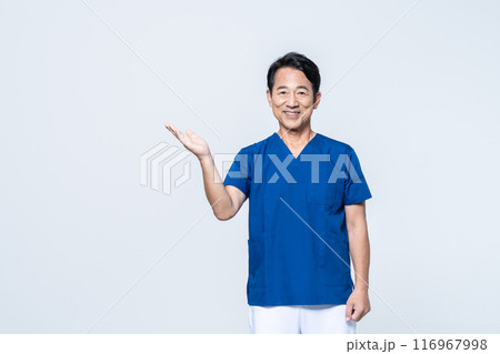 スクラブを着たミドルの医師 スクラブを着たミドルの医師 116967998
