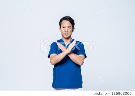 スクラブを着たミドルの医師 116968000