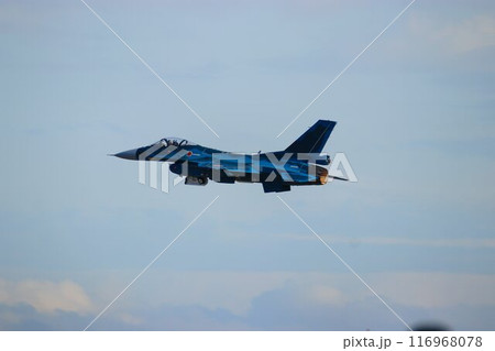 首都防空の要『百里基地』の上空を高機動飛行するF-2ジェット戦闘機 首都防空の要『百里基地』の上空を高機動飛行するF-2ジェット戦闘機 116968078