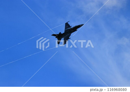 首都防空の要『百里基地』の上空を高機動飛行するF-2ジェット戦闘機 116968080