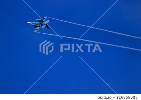首都防空の要『百里基地』の上空を高機動飛行するF-2ジェット戦闘機 首都防空の要『百里基地』の上空を高機動飛行するF-2ジェット戦闘機 116968085