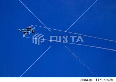 首都防空の要『百里基地』の上空を高機動飛行するF-2ジェット戦闘機 116968086