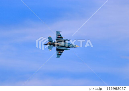首都防空の要『百里基地』の上空を高機動飛行するF-2ジェット戦闘機 116968087
