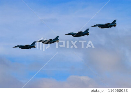 首都防空の要『百里基地』の上空を高機動飛行するF-2ジェット戦闘機 116968088