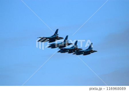 首都防空の要『百里基地』の上空を高機動飛行するF-2ジェット戦闘機 116968089