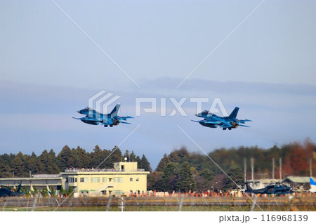 首都防空の要『百里基地』の上空を高機動飛行するF-2ジェット戦闘機 116968139