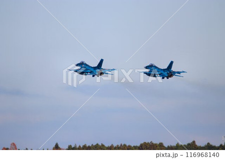 首都防空の要『百里基地』の上空を高機動飛行するF-2ジェット戦闘機 116968140