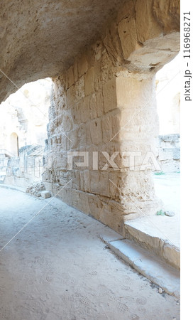 エル・ジェム円形闘技場の回廊のアーチ【チュニジア】 116968271