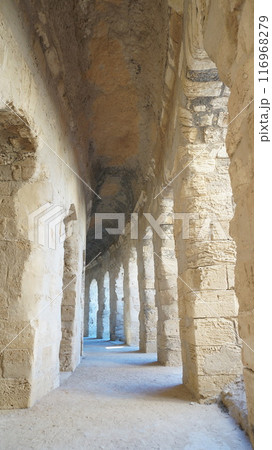 エル・ジェム円形闘技場、石の材質が柔らかなエリアの回廊【チュニジア】 116968279