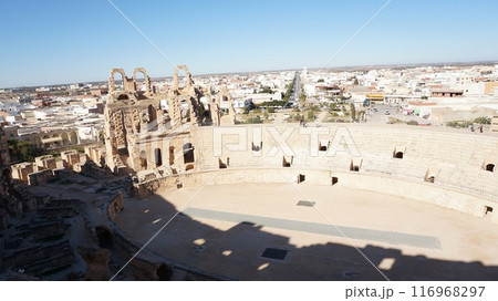 上から見下ろすエル・ジェム円形闘技場、アリーナ【チュニジア】 116968297