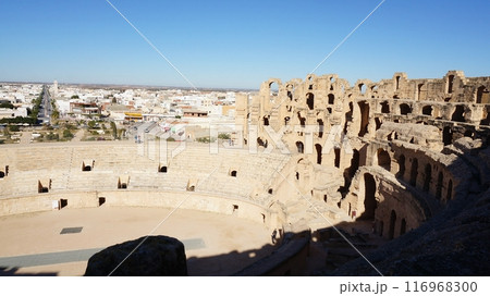 エル・ジェム円形闘技場の景色とアリーナ【チュニジア】 116968300