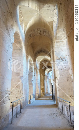 エル・ジェム円形闘技場、上の階の回廊【チュニジア】 116968312