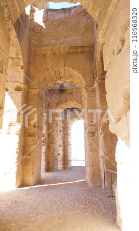エル・ジェム円形闘技場の回廊【チュニジア】 116968329